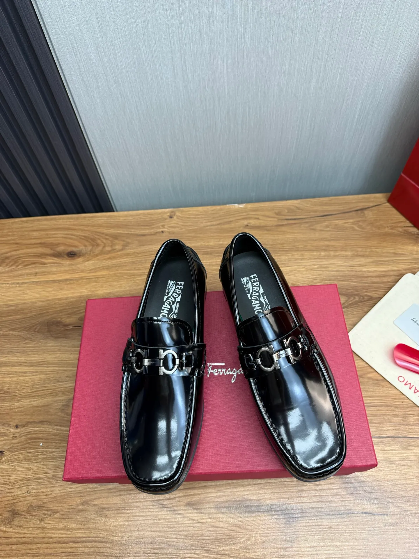Men's shoes 💰760💰 Ferragamo. [Ferragamo] Men's Loaf leather shoes, the latest hot style, 1:1 original purchase quality, top quality, imported open-edge beaded cowhide leather on the upper, hand-made three-dimensional stitching highlights the round toe design, the inner feet are made of imported cowhide, with original wear-resistant rubber outsole, matching code 39-44, (38, 45 custom-made, non-refundable)